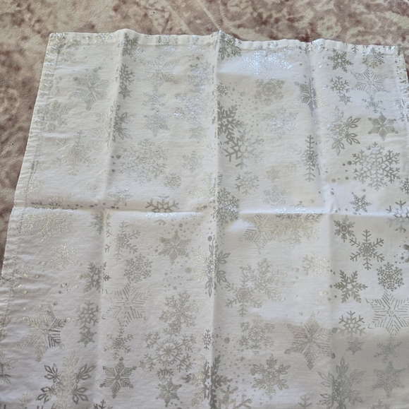 Snowflake Patterned Napkins - Picture 2 of 6